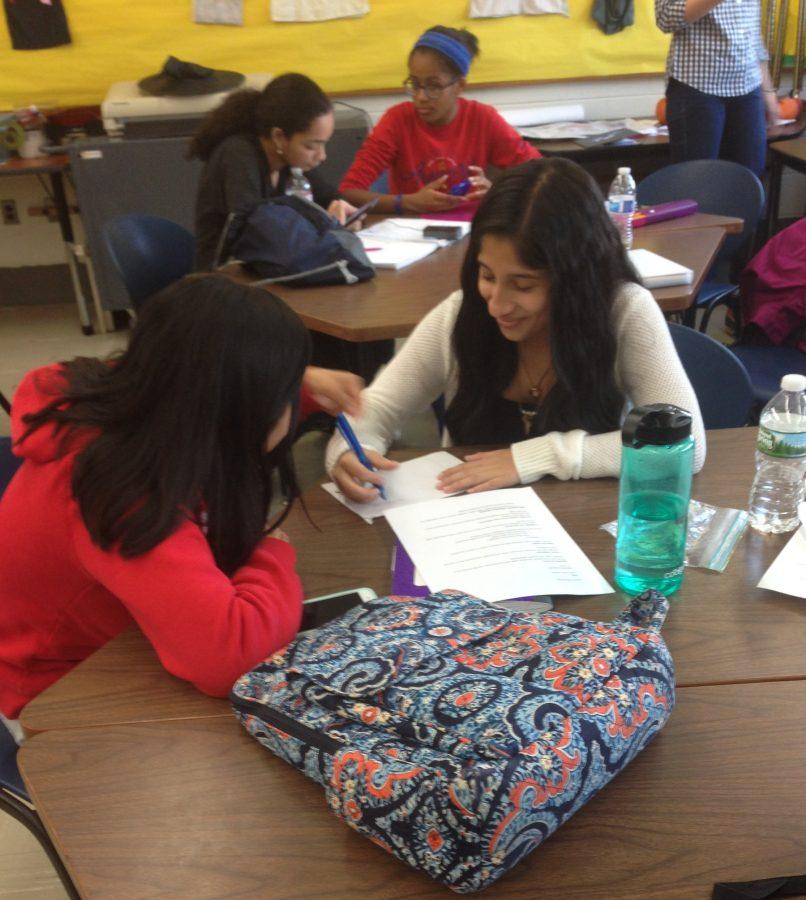 Sophomores Yasmin Macancela and Ameriz Morcoho collaborate in their Intro to Public Speaking class, which meets every Wednesday and Thursday after school.