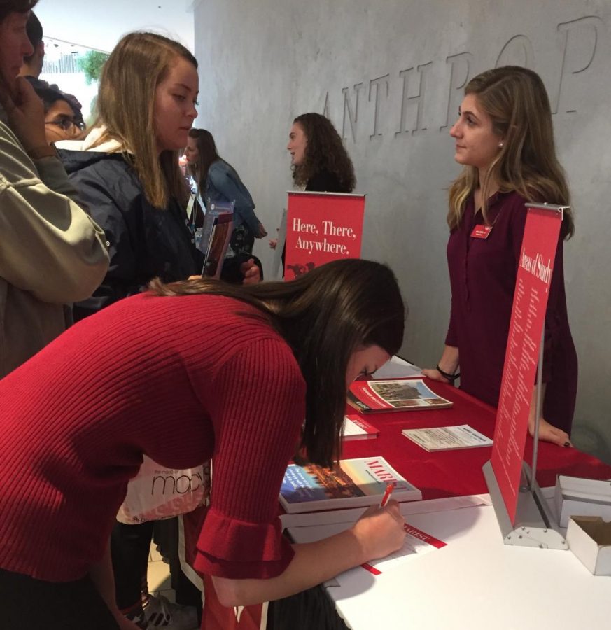 Students+gather+around+the+Marist+table+at+the+College+Fair.+