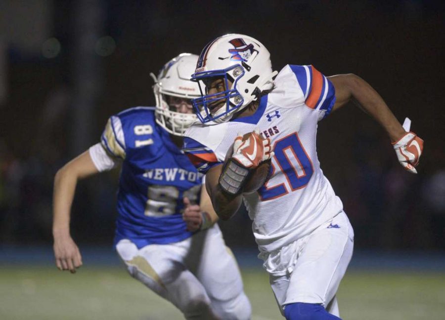 Artez Taft carries the ball up the field.