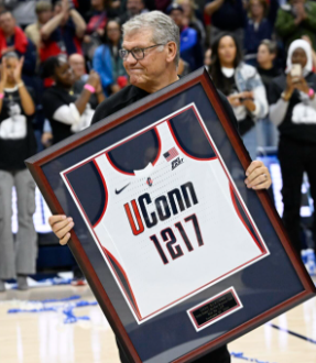 Geno Auriemma becomes winningest coach in college basketball history